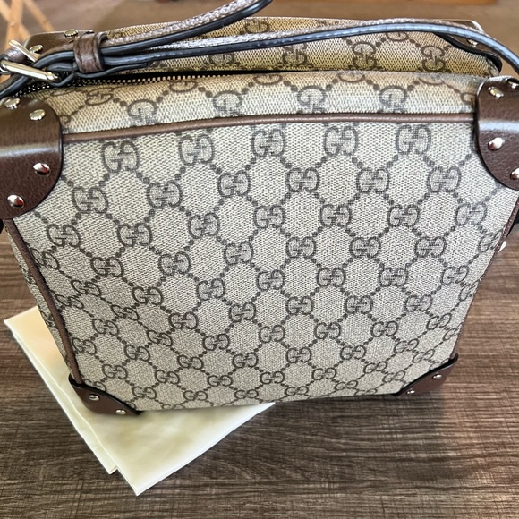 *SOLD* EUC Gucci GG Supreme trunk messenger bag - Picture 3 of 14